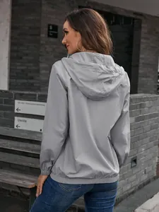 Rückansicht einer grauen wasserdichten Windjacke mit Kapuze für Outdoor-Sport und Wandern
