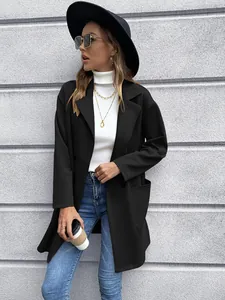 Straßenstil-Ansicht eines eleganten schwarzen, zweireihigen Strickblazers für Damen