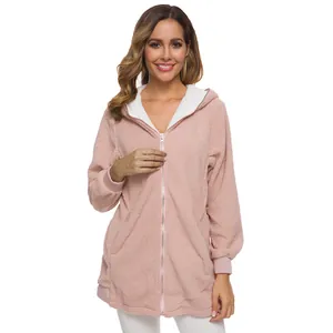 Détail de la veste à capuche zippée en sherpa rose pour femme, texture douce et chaude