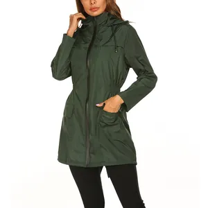 Detailansicht der wasserdichten Regenjacke für Damen mit verstellbarem Kordelzug
