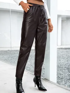 Vue détaillée d'un pantalon en similicuir marron avec taille élastique et cordon.