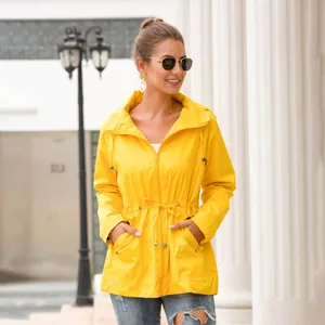 Schickes Outdoor-Detail einer gelben Damen-Regenjacke mit Kapuze und Kordelzug in der Taille.