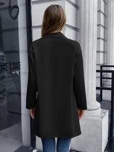 Rückansicht eines schwarzen mittellangen Damen-Strickblazers in eleganter Optik