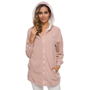 Vue de face du sweat à capuche zippé en polaire sherpa rose poudré pour femme