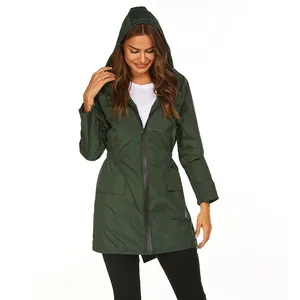 Detailansicht der dunkelgrünen Damen-Regenjacke mit Kapuze und praktischem Kordelzug