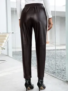 Vue arrière d'un pantalon en similicuir marron foncé pour femme avec taille élastique