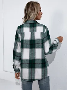 Vista trasera de una camisa de franela a cuadros gruesa y holgada verde y blanca