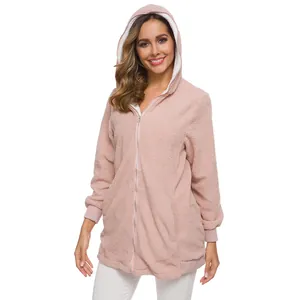 Gros plan d'un sweat à capuche rose en polaire pour femme avec fermeture éclair et doublure.