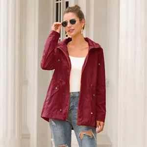 Außenaufnahme der burgunderroten Damen-Regenjacke mit Kapuze, Kordelzug und Taschen