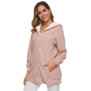 Détail rapproché d'une veste sherpa rose femme avec capuche et texture très pelucheuse
