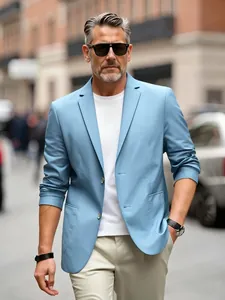 Elegante giacca blazer casual da uomo celeste per un look di moda urbana primaverile