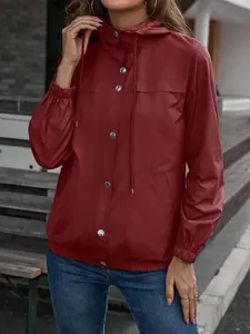 Details der bordeauxroten Damen-Regenjacke mit silbernen Druckknöpfen und Kordelzug