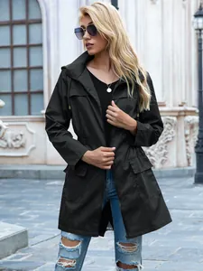 Impermeabile nero con cappuccio da donna, coulisse in vita e zip di alta qualità