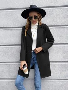 Schicker schwarzer zweireihiger Strickblazer für Damen für Herbst und Winter.