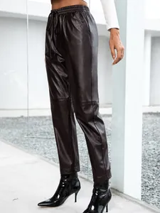 Vue détaillée d'un pantalon en similicuir marron avec taille élastique à cordon.