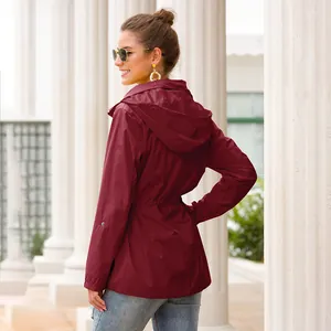 Detailansicht einer weinroten wasserdichten Outdoor-Kapuzenjacke mit einem Kordelzug.