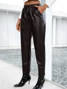 Vue détaillée du pantalon en similicuir PU ample pour femme avec cordon de serrage