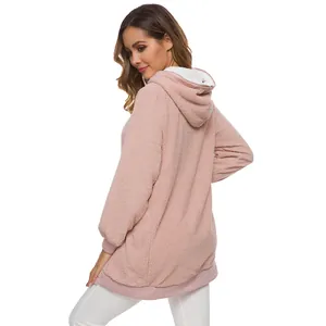 Vue arrière d'un sweat à capuche rose en polaire sherpa, texture douce et pelucheuse