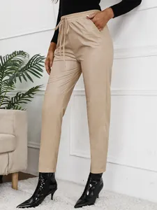 Vue détaillée du pantalon de moto beige en similicuir pour femme avec cordon de serrage