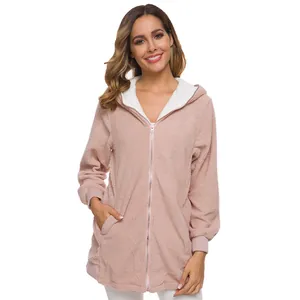 Vue détaillée d'une veste à capuche en polaire sherpa rose pour femme avec zip
