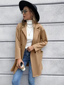 Eleganter damen strickblazer in kamel mit zweireiher-knöpfen im urbanen street-look