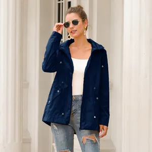 Damen Regenjacke in Marineblau mit Kordelzug an Kapuze und Taille für Outdoor-Einsatz.