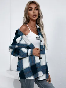 Detalle de una sobrecamisa de cuadros azules y blancos con corte holgado para mujer