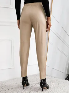 Vue arrière d'un pantalon en similicuir beige à taille haute élastiquée pour femme