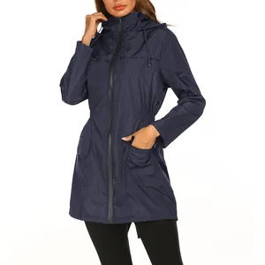 Detailansicht der dunkelblauen Damen-Regenjacke mit verstellbarer Taille und Kapuze