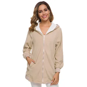 Vue détaillée d'une veste à capuche en polaire teddy beige pour femme avec fermeture éclair