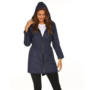 Detailansicht der dunkelblauen leichten Damen-Regenjacke mit verstellbarer Taille