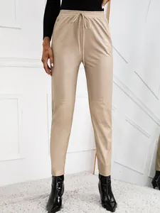 Vue détaillée du pantalon moto en similicuir beige avec taille élastique cordon