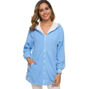 Détail d'un sweat à capuche en polaire bleu clair avec doublure blanche et fermeture.