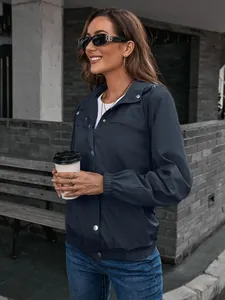 Detail der dunkelblauen Regenjacke für Damen mit Kapuze und elastischen Bündchen.