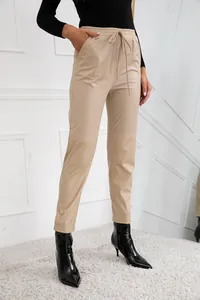 Détail du pantalon décontracté en similicuir beige pour femme avec taille élastique