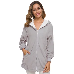 Gros plan d'une veste à capuche en polaire sherpa grise pour femme avec doublure