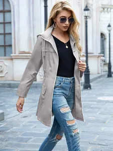 Elegante impermeabile grigio da donna con cappuccio e vita regolabile per l'esterno