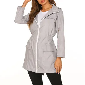 Leichte graue Damen-Windjacke mit Kapuze, Kordelzug in der Taille und großen Pattentaschen
