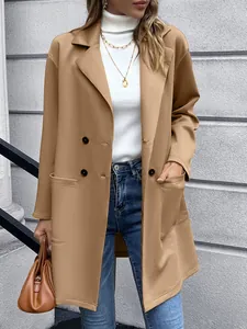 Elegante Detailansicht des khakifarbenen, zweireihigen Strickblazers für moderne Damen