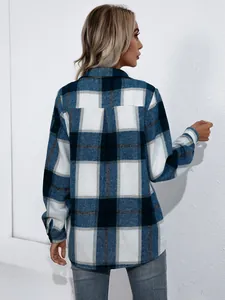 Vista trasera detallada de una chaqueta de camisa de franela a cuadros azules mujer