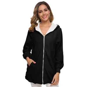 Vue détaillée de la veste sherpa noire à capuche pour femme avec doublure contrastée