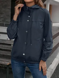 Detail einer dunkelblauen Damen-Outdoor-Windjacke mit Kapuze und metallischen Druckknöpfen