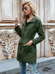 Dettaglio giacca impermeabile verde oliva con cappuccio e coulisse in vita