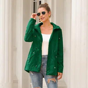 Elegante grüne Regenjacke mit Kapuze für Damen, perfekt zum Wandern und Reisen.