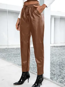 Détail du pantalon de moto en cuir PU marron pour femme avec cordon de serrage taille