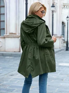 Vista posteriore di un impermeabile verde oliva con cappuccio e vita regolabile