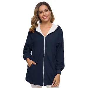 Détail de la veste à capuche bleu marine pour femme avec doublure en sherpa
