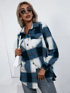 Detalle de la chaqueta de camisa de franela a cuadros azul y blanco para mujer moda