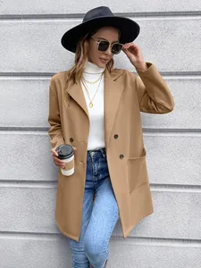 Detailaufnahme eines zweireihigen Strickblazers für Damen in Camel mit Street-Styling