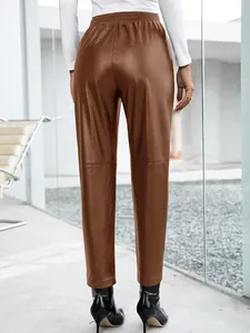 Vue arrière détaillée du pantalon en similicuir marron pour femme avec taille élastique